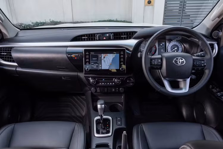 Riêng bản cao cấp nhất có thêm 2 cảm biến hỗ trợ đỗ xe phía trước và 4 cảm biến sau. Ông Jimmi Suwandy, Giám đốc marketing của Toyota Indonesia, cho biết những thay đổi kể trên nhằm giúp Hilux trở thành lựa chọn hấp dẫn hơn với cả người mua xe để chở hàng và chạy off-road.