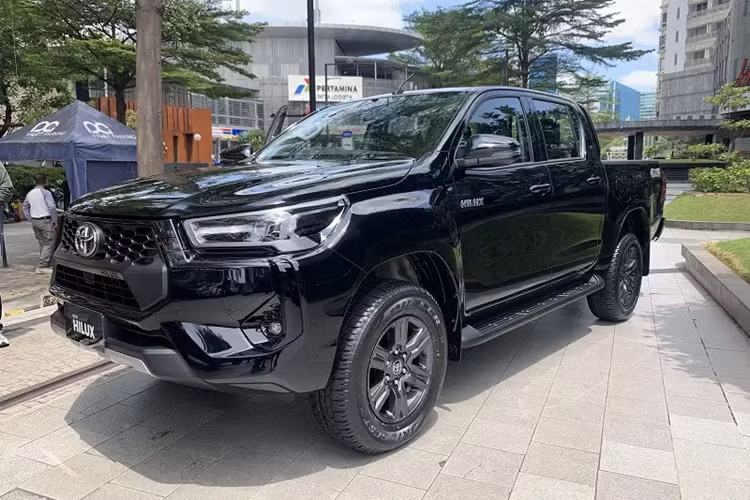 Trong khi đó, Toyota Hilux 2024 ở Úc dùng động cơ diesel 1GD-FTV 4 xi-lanh, dung tích 2.8L quen thuộc, cho công suất tối đa 150 kW (khoảng 204 mã lực) và mô-men xoắn cực đại 500 Nm. Động cơ kết hợp với hộp số tự động 6 cấp, ắc quy phụ 12V, pin lithium-ion 48V bổ sung, mô-tơ kiêm máy phát điện nhỏ và "những bộ phận khác".