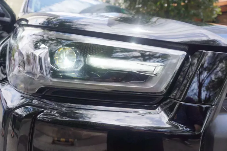 Tương tự xe ở thị trường Úc, Toyota Hilux 2024 dành cho Indonesia cũng được cải tiến nhẹ ở khu vực ngoại thất. Tại đây, xe được bổ sung lưới tản nhiệt với mắt lưới tổ ong mới. 