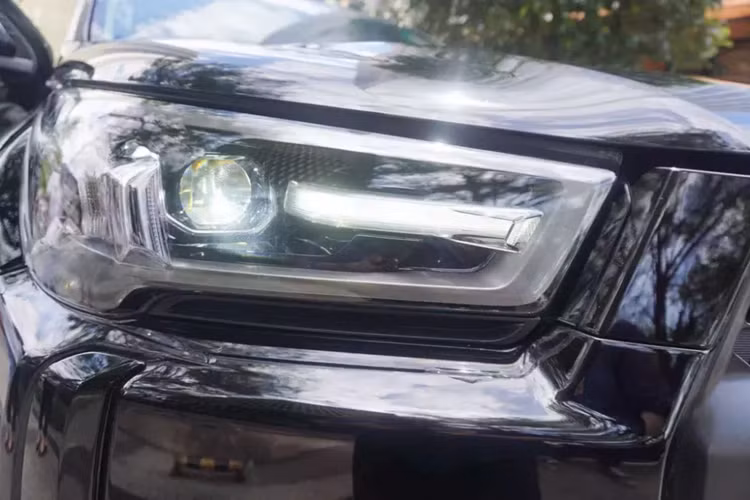 Tương tự xe ở thị trường Úc, Toyota Hilux 2024 dành cho Indonesia cũng được cải tiến nhẹ ở khu vực ngoại thất. Tại đây, xe được bổ sung lưới tản nhiệt với mắt lưới tổ ong mới. 