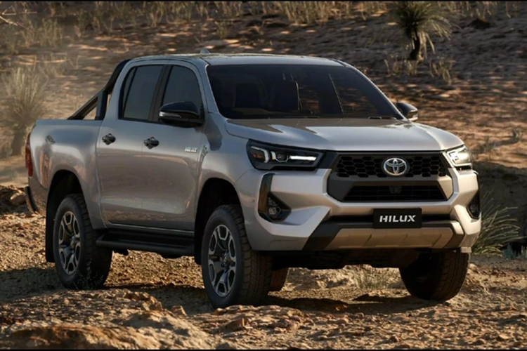 Toyota Hilux tại Việt Nam hiện chỉ có 1 phiên bản là 2.4 4x2 AT với giá bán lên đến 852 triệu đồng. Điều này khiến mẫu xe bán tải nhà Toyota có doanh số cộng dồn chỉ 134 chiếc trong cả năm 2023, thấp hơn rất nhiều so với những đối thủ như Ford Ranger (16.085 xe) và Mitsubishi Triton (2.572 xe).