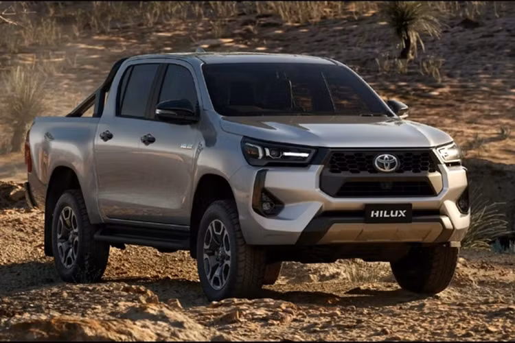 Toyota Hilux tại Việt Nam hiện chỉ có 1 phiên bản là 2.4 4x2 AT với giá bán lên đến 852 triệu đồng. Điều này khiến mẫu xe bán tải nhà Toyota có doanh số cộng dồn chỉ 134 chiếc trong cả năm 2023, thấp hơn rất nhiều so với những đối thủ như Ford Ranger (16.085 xe) và Mitsubishi Triton (2.572 xe).