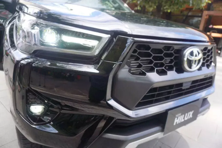 Cụ thể hơn, Toyota Hilux 2024 tại Indonesia được trang bị động cơ diesel có mã 2GD-FTV với 4 xi-lanh, dung tích 2.4L, cho công suất tối đa 144 mã lực và mô-men xoắn cực đại 400 Nm. Động cơ đi kèm với hộp số sàn 6 cấp hoặc hộp số tự động 6 cấp và hệ dẫn động 4 bánh 4x4 tiêu chuẩn.