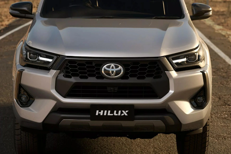 Nhờ đó, Toyota Hilux sẽ trở thành giải pháp di chuyển phù hợp với nhu cầu của tất cả mọi người. Những trang bị còn lại của Toyota Hilux 2024 ở thị trường Indonesia không có gì khác trước với nội thất bọc da, vô lăng chỉnh 4 hướng, bảng đồng hồ analog tích hợp màn hình đa thông tin, màn hình cảm ứng trung tâm 7 inch và chìa khóa cơ.