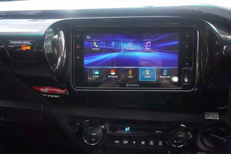 Trong khi đó, những khu vực còn lại của mẫu xe bán tải Nhật Bản không có gì thay đổi. Tùy theo phiên bản, xe sẽ dùng vành thép hoặc mâm hợp kim đa chấu 17 inch. Nâng cấp tiếp theo của Toyota Hilux 2024 tại thị trường Indonesia nằm ở cần gạt nước phía sau dành cho 2 bản cao.