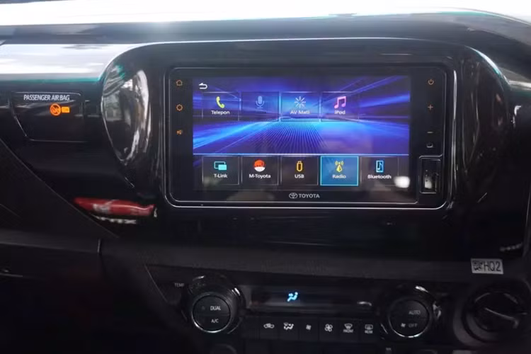 Trong khi đó, những khu vực còn lại của mẫu xe bán tải Nhật Bản không có gì thay đổi. Tùy theo phiên bản, xe sẽ dùng vành thép hoặc mâm hợp kim đa chấu 17 inch. Nâng cấp tiếp theo của Toyota Hilux 2024 tại thị trường Indonesia nằm ở cần gạt nước phía sau dành cho 2 bản cao.