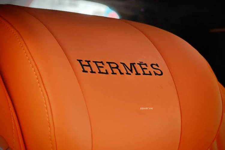 Tất cả các chức năng này được điều khiển thông qua một màn hình cảm ứng tích hợp trên bệ tì tay. Bên cạnh đó, khu vực này cũng được bổ sung cả cổng sạc USB và đế sạc không dây. Hàng ghế thứ ba cũng được trang bị giống hàng giữa, nhưng ghế ngồi không có chức năng massage và sưởi ấm.