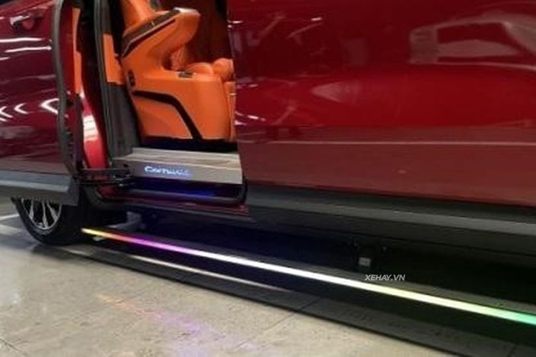 Gói độ này gồm 34 chi tiết khác nhau, nâng cấp tổng thể cả về nội thất và ngoại thất. Ở bên ngoài, xe được trang bị mặt ca lăng mới với họa tiết hình mắt cáo. Theo tìm hiểu, đây là chi tiết được khá nhiều chủ xe lựa chọn khi nâng cấp Kia Carnival.