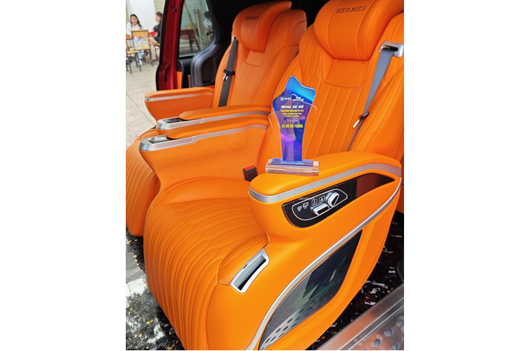 Hãng độ cũng trang bị cho chiếc Kia Carnival hệ thống đèn LED V3 với 210 chế độ màu sắc đa dạng. Trần xe được bọc bằng vải da Acalanta và tích hợp hệ thống đèn lấy cảm hứng từ bầu trời sao. Hãng độ cho biết toàn bộ chi phi phí nâng cấp xe là hơn 650 triệu đồng.