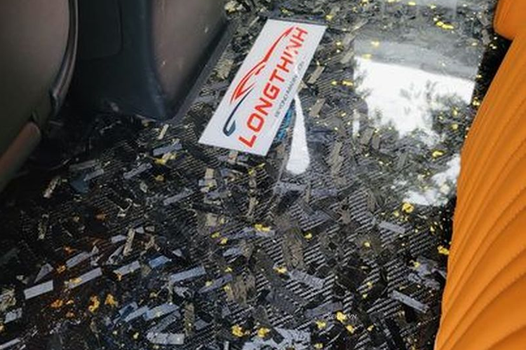 Bên cạnh đó, nhằm phục vụ nhu cầu giải trí và làm việc của khách hàng, xe cũng được trang bị bàn làm việc, màn hình giải trí 17.5 inch, dàn loa Audison và hệ thống karaoke.