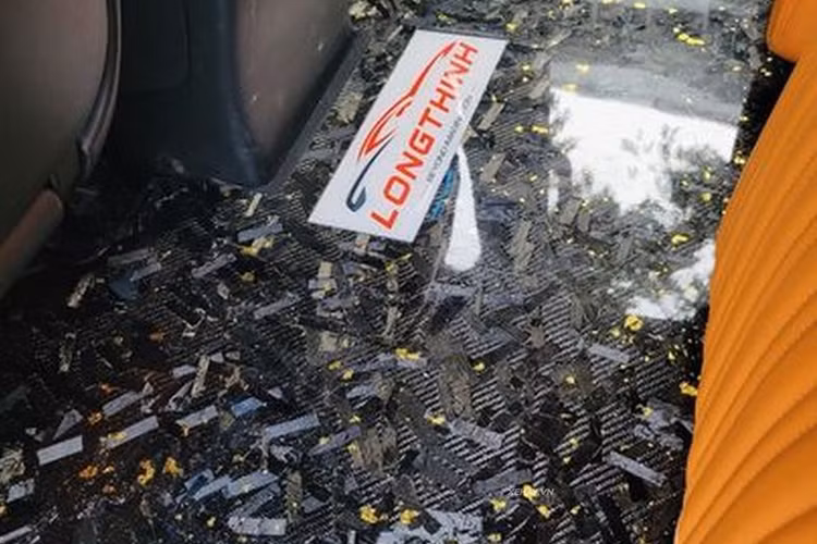 Bên cạnh đó, nhằm phục vụ nhu cầu giải trí và làm việc của khách hàng, xe cũng được trang bị bàn làm việc, màn hình giải trí 17.5 inch, dàn loa Audison và hệ thống karaoke.