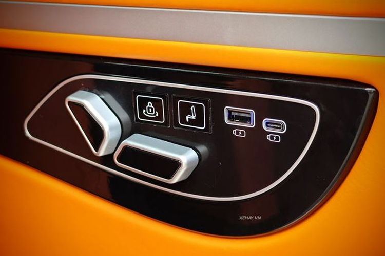 Xe còn được sơn lại vành la zăng với hai màu đen-bạc. Bên cạnh đó, gói độ còn bao gồm giảm sóc Tein, đèn bi led F+ hiệu ứng mắt quỷ, đèn LED bi gầm và chức năng cảnh báo điểm mù.