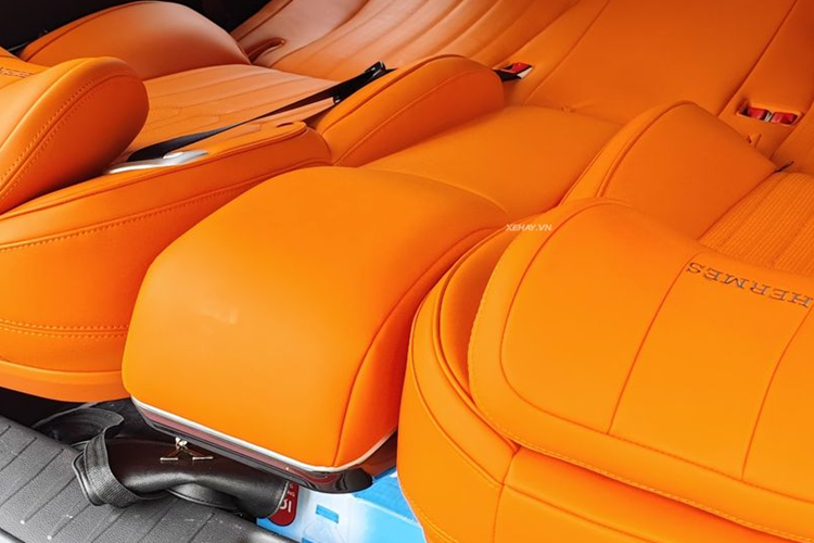 Toàn bộ không gian nội thất siêu sang của Kia Carnival này đều được bọc da Nappa cao cấp, nổi bật với màu cam lấy cảm hứng từ hãng thời trang Hermes. Hàng ghế thứ hai được trang bị ghế ngồi hạng thương gia, tích hợp các chức năng massage, thông gió, sưởi ấm và xoay 360 độ.