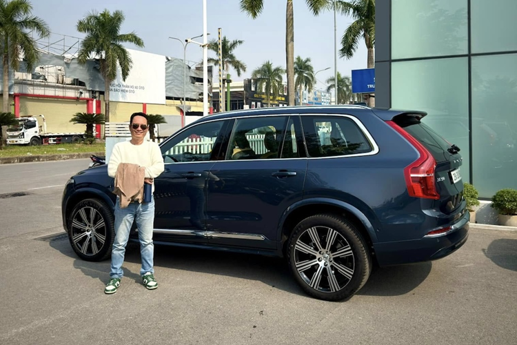 Được xếp vào phân khúc xe sang nên Volvo XC90 trang bị nhiều tiện nghi hiện đại. Xe đảm bảo cung cấp cho lái xe cũng như thành khách của mình những hành trình thoải mái nhất.