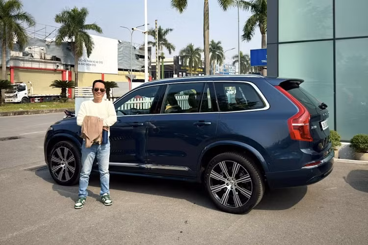 Được xếp vào phân khúc xe sang nên Volvo XC90 trang bị nhiều tiện nghi hiện đại. Xe đảm bảo cung cấp cho lái xe cũng như thành khách của mình những hành trình thoải mái nhất.