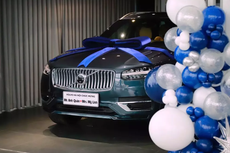 Chiếc xe Volvo XC90 của diva Mỹ Linh có ngoại thất sơn màu xanh Denim Blue, tại Việt Nam, dòng xe này có giá bán 4,05 tỷ đồng cho bản tiêu chuẩn, riêng bản Volvo XC90 Plug-in Hybrid Ultra mà vợ chồng nhạc sĩ Anh Quân chọn có giá lên đến 4,37 tỷ đồng.