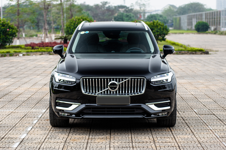 Volvo XC90 tại Việt Nam có 2 tùy chọn động cơ, bao gồm B6 AWD mild hybrid và T8 AWD plug-in hybrid. Cả hai hệ truyền động này đều bao gồm máy xăng 4 xi-lanh thẳng hàng, tăng áp, siêu nạp, dung tích 2.0L, kết hợp với hộp số tự động 8 cấp Geartronic và hệ dẫn động 4 bánh toàn thời gian AWD.