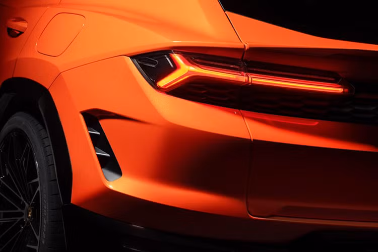 Động cơ xăng tạo ra công suất tối đa 612 mã lực trong khi con số tương ứng của mô-tơ điện là 189 mã lực.