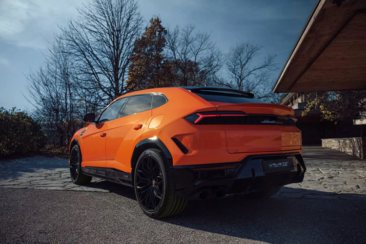 "Trái tim" trên mẫu siêu SUV Lamborghini Urus SE đang được Minh "Nhựa" để mắt đến vẫn là động cơ xăng V8, tăng áp kép, dung tích 4.0 lít quen thuộc trên chiếc Urus tiêu chuẩn mà tay chơi này từng sở hữu, nhưng điểm mới sẽ có thêm sự kết hợp với mô-tơ điện nằm bên trong hộp số tự động 8 cấp.