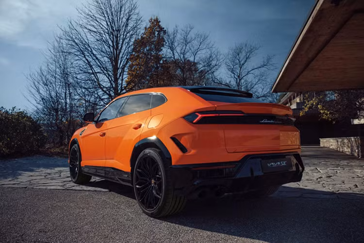 "Trái tim" trên mẫu siêu SUV Lamborghini Urus SE đang được Minh "Nhựa" để mắt đến vẫn là động cơ xăng V8, tăng áp kép, dung tích 4.0 lít quen thuộc trên chiếc Urus tiêu chuẩn mà tay chơi này từng sở hữu, nhưng điểm mới sẽ có thêm sự kết hợp với mô-tơ điện nằm bên trong hộp số tự động 8 cấp.