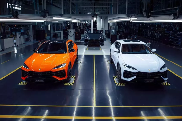 Nói đến những người chơi siêu xe, đam mê và gắn bó lâu dài với thương hiệu xe Lamborghini phải kể đến ông Phạm Trần Nhật Minh, hay còn gọi với biệt danh đại gia Minh Nhựa.