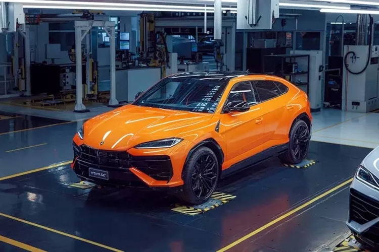 Con trai của đại gia Phạm Văn Mười là người đầu tiên mang 1 chiếc siêu xe Lamborghini bản giới hạn về nước, đó là chiếc Murcielago LP670-4 SV giới hạn 186 xe trên toàn cầu, sau đó, là Lamborghini Aventador LP700-4, Lamborghini Aventador LP750-4 SV, giới hạn 600 xe, Lamborghini Urus.