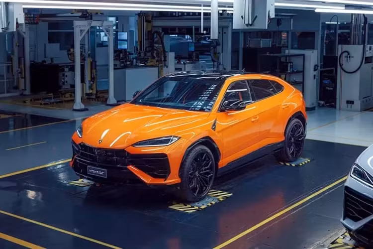 Con trai của đại gia Phạm Văn Mười là người đầu tiên mang 1 chiếc siêu xe Lamborghini bản giới hạn về nước, đó là chiếc Murcielago LP670-4 SV giới hạn 186 xe trên toàn cầu, sau đó, là Lamborghini Aventador LP700-4, Lamborghini Aventador LP750-4 SV, giới hạn 600 xe, Lamborghini Urus.