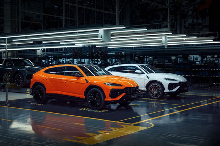 Không ít cư dân mạng đã "đẩy thuyền" cực mạnh để Minh Nhựa tậu Lamborghini Urus SE về garage xe của mình. Được biết là chiếc siêu SUV Lamborghini Urus đầu tiên về Việt Nam là của Minh "Nhựa"