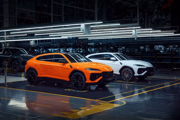 Không ít cư dân mạng đã "đẩy thuyền" cực mạnh để Minh Nhựa tậu Lamborghini Urus SE về garage xe của mình. Được biết là chiếc siêu SUV Lamborghini Urus đầu tiên về Việt Nam là của Minh "Nhựa"