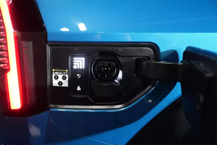 Trong khi đó, Kia EV9 GT-Line Long Range AWD 2024 dùng 2 mô-tơ điện nằm trên 2 cầu nên có hệ dẫn động 4 bánh toàn thời gian.