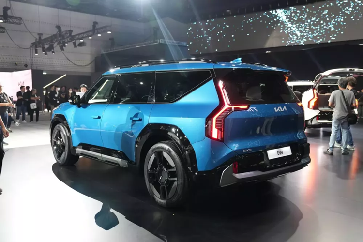 Cuối cùng là những trang bị an toàn tiêu chuẩn như 9 túi khí, hệ thống hỗ trợ khởi hành ngang dốc, cảnh báo còn hành khách trên ghế sau, cảm biến hỗ trợ đỗ xe trước/sau/bên sườn, camera 360 độ