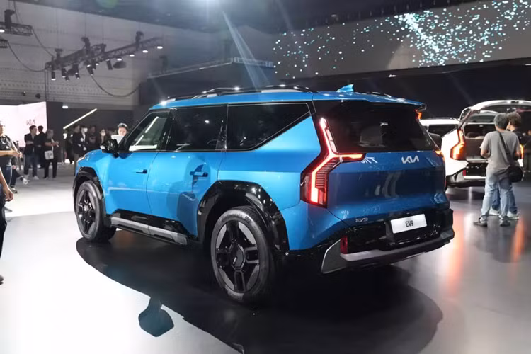 Cuối cùng là những trang bị an toàn tiêu chuẩn như 9 túi khí, hệ thống hỗ trợ khởi hành ngang dốc, cảnh báo còn hành khách trên ghế sau, cảm biến hỗ trợ đỗ xe trước/sau/bên sườn, camera 360 độ