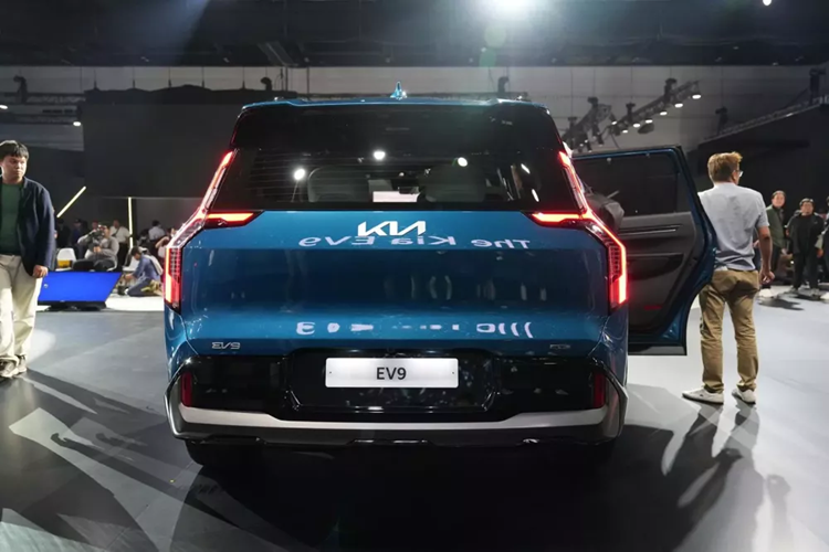 2 mô-tơ điện này cho công suất tổng cộng 305 mã lực và mô-men xoắn cực đại 600 Nm hoặc 700 Nm khi dùng chế độ Boost Mode. Pin của bản GT-Line Long Range AWD cũng có dung lượng 99,8 kWh nhưng chỉ cho phép xe đi được 647 km.