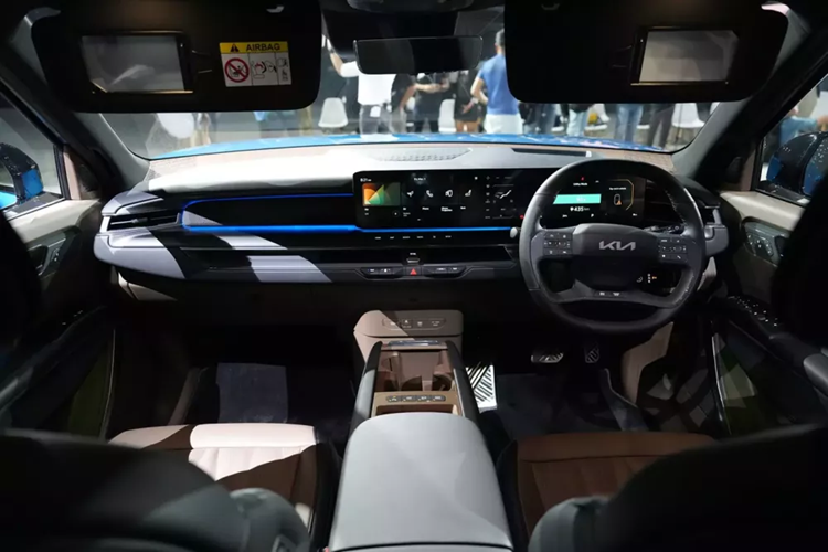 "Trái tim" của Kia EV9 Earth Long Range RWD 2024 là 1 mô-tơ điện nằm trên cầu sau, tạo ra công suất tối đa 204 mã lực và mô-men xoắn cực đại 350 Nm.