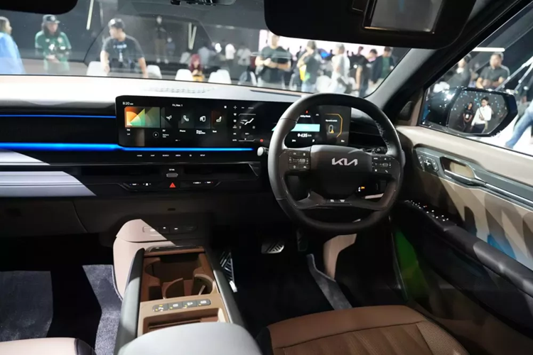 Riêng bản GT-Line có thêm tính năng sưởi/làm mát và nhớ vị trí ở hàng ghế trước. 2 ghế sau của bản GT-Line có tính năng sưởi/làm mát và tích hợp bệ đỡ bắp chân.