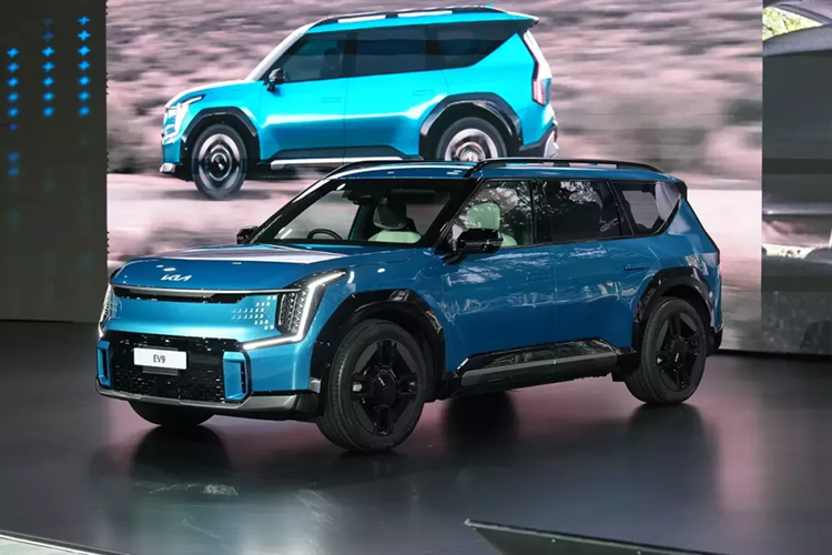 Vào hồi tháng 8/2023, dòng SUV thuần điện Kia EV9 2024 mới đã lần đầu tiên ra mắt khu vực Đông Nam Á tại triển lãm diễn ra ở Indonesia. Sau thị trường Indonesia, mẫu xe điện Hàn Quốc này tiếp tục trình làng ở một quốc gia Đông Nam Á nữa là Thái Lan.