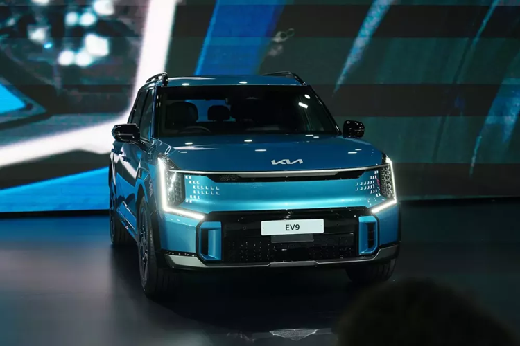 Mức giá xe Kia EV9 2024 tại Thái Lan cho 2 phiên bản là Earth Long Range RWD và GT-Line Long Range AWD dao động từ 3,499 - 3,899 triệu Baht (khoảng 2,42 - 2,7 tỷ đồng). So với VinFast VF9 đang bán tại Việt Nam, mẫu xe Hàn Quốc này có giá cao hơn đáng kể. Tuy nhiên, Kia EV9 2024 ở Thái Lan vẫn rẻ hơn xe tại Indonesia.