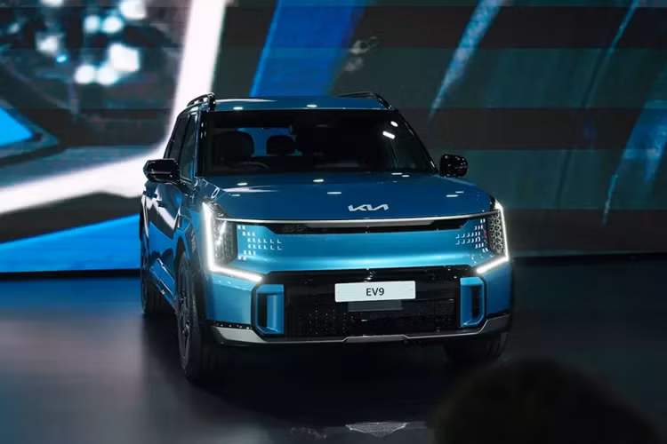 Mức giá xe Kia EV9 2024 tại Thái Lan cho 2 phiên bản là Earth Long Range RWD và GT-Line Long Range AWD dao động từ 3,499 - 3,899 triệu Baht (khoảng 2,42 - 2,7 tỷ đồng). So với VinFast VF9 đang bán tại Việt Nam, mẫu xe Hàn Quốc này có giá cao hơn đáng kể. Tuy nhiên, Kia EV9 2024 ở Thái Lan vẫn rẻ hơn xe tại Indonesia.