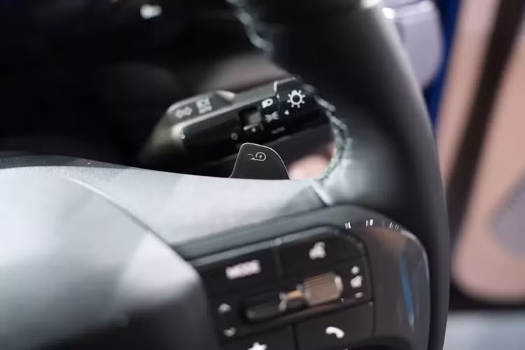 Thêm vào đó là rèm che nắng dành cho hàng ghế sau, màn hình hiển thị thông tin kính lái HUD, gương chiếu hậu kỹ thuật số, bàn đạp ốp kim loại và hệ thống âm thanh Meridian 14 loa.