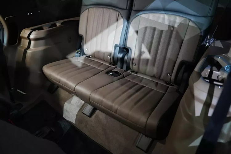 Cần số điện tử sau cụm vô lăng... gương chiếu hậu chống chói tự động, điều hòa tự động 3 vùng có thể điều khiển từ xa, kết nối Android Auto/Apple Carplay không dây, hệ thống âm thanh 8 loa, 6 cổng USB, sạc điện thoại không dây cũng như đèn viền trang trí nội thất.