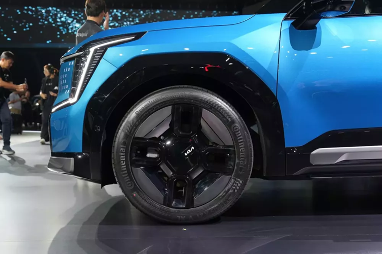 Tại thị trường Thái Lan, mẫu ô tô điện này có những trang bị ngoại thất tiêu chuẩn như đèn pha LED với 12 bóng nằm dọc chia thành 2 dãy song song, đèn pha tự động, lưới tản nhiệt đóng kín tích hợp đèn LED ẩn hình chữ "L", đèn chào mừng LED, đèn sương mù LED...