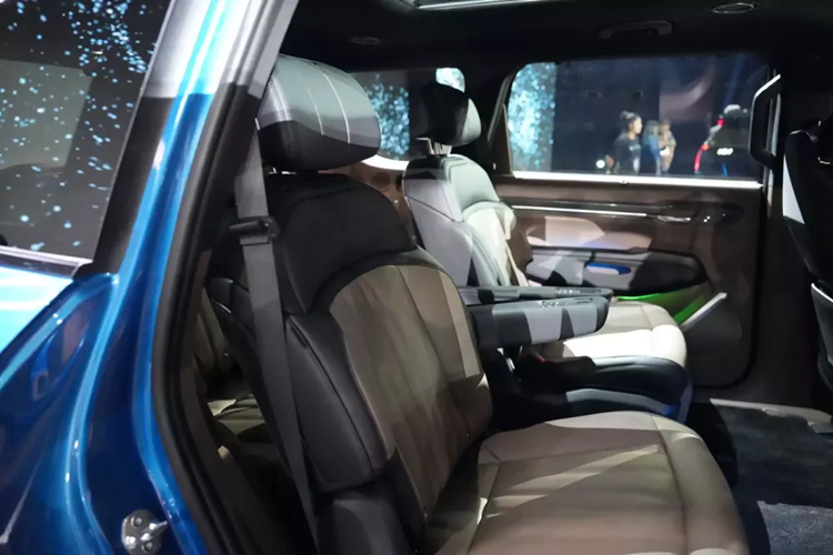 Ngoài ra, Kia EV9 2024 tại Thái Lan còn có ghế trước chỉnh điện 8 hướng, bảng đồng hồ kỹ thuật số và màn hình cảm ứng trung tâm cùng có kích thước 12,3 inch... Vô lăng tích hợp tính năng sưởi, phím chức năng/lẫy chuyển số