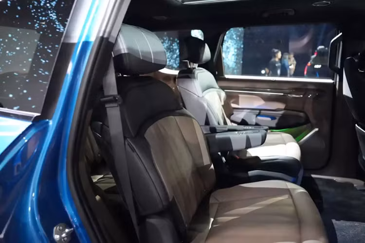 Ngoài ra, Kia EV9 2024 tại Thái Lan còn có ghế trước chỉnh điện 8 hướng, bảng đồng hồ kỹ thuật số và màn hình cảm ứng trung tâm cùng có kích thước 12,3 inch... Vô lăng tích hợp tính năng sưởi, phím chức năng/lẫy chuyển số