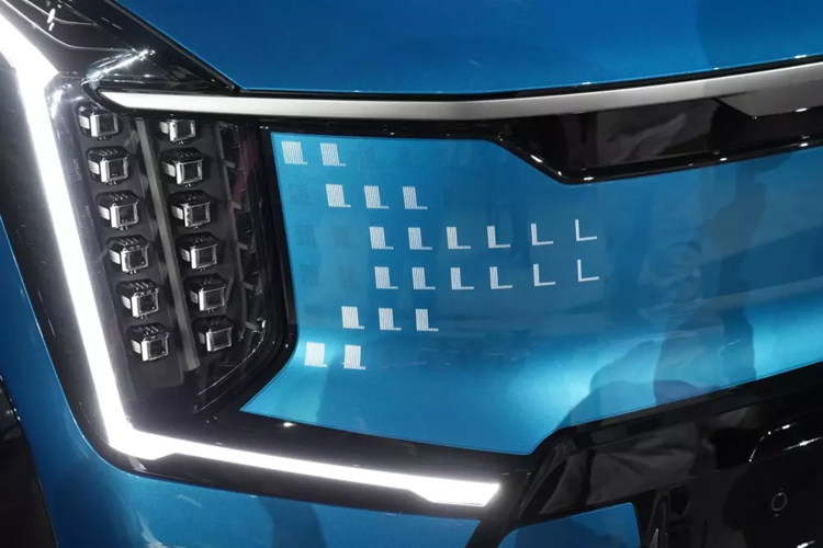 Bên cạnh kích thước lớn, EV9 còn sở hữu ngoại hình khá ấn tượng nhờ ngôn ngữ thiết kế Opposites United. Trong đó, cả đèn LED định vị ban ngày và đèn hậu đều lấy cảm hứng thiết kế từ bản đồ sao.