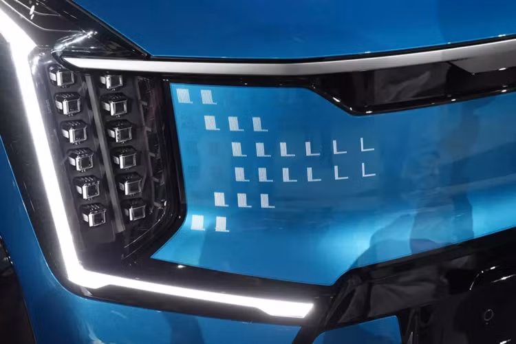 Bên cạnh kích thước lớn, EV9 còn sở hữu ngoại hình khá ấn tượng nhờ ngôn ngữ thiết kế Opposites United. Trong đó, cả đèn LED định vị ban ngày và đèn hậu đều lấy cảm hứng thiết kế từ bản đồ sao.