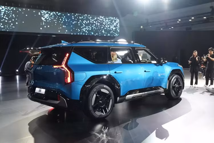 Hiện chưa rõ Kia EV9 về Việt Nam tkhi nào, tuy nhiên nhà phân phối xe Kia từng tiết lộ kế hoạch bán ôtô điện EV6 và cả EV9 ở Việt Nam trong năm 2023 nhưng đến nay, mẫu xe này vẫn chưa ra mắt.