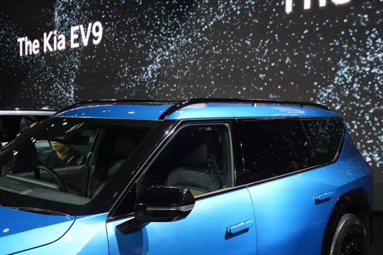 Đèn hậu LED, cần gạt nước tự động, gương chiếu hậu chỉnh điện/gập điện, cửa cốp đóng/mở chỉnh điện... và vành hợp kim 21 inch. Ở bản GT-Line cao cấp, xe có thêm những chi tiết ốp ngoại thất màu đen bóng và baga nóc.