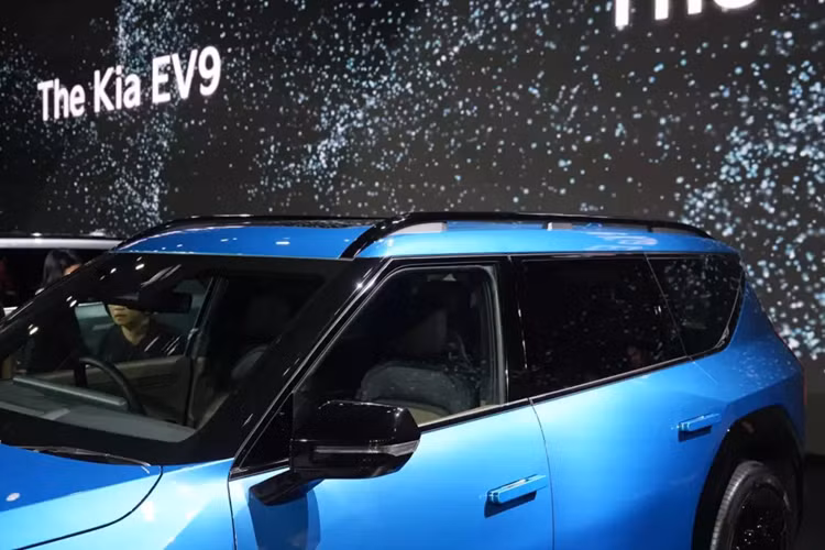 Đèn hậu LED, cần gạt nước tự động, gương chiếu hậu chỉnh điện/gập điện, cửa cốp đóng/mở chỉnh điện... và vành hợp kim 21 inch. Ở bản GT-Line cao cấp, xe có thêm những chi tiết ốp ngoại thất màu đen bóng và baga nóc.