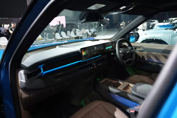 Bên trong mẫu SUV điện cỡ lớn này là không gian nội thất 3 hàng ghế với 6 chỗ ngồi. Ở giữa xe là 2 ghế thương gia có thể xoay nhưng phải chỉnh bằng tay. Phía cuối là 2 ghế khá nhỏ và có tính năng gập chỉnh điện. Ghế và vô lăng của xe đều được bọc bằng da tổng hợp.