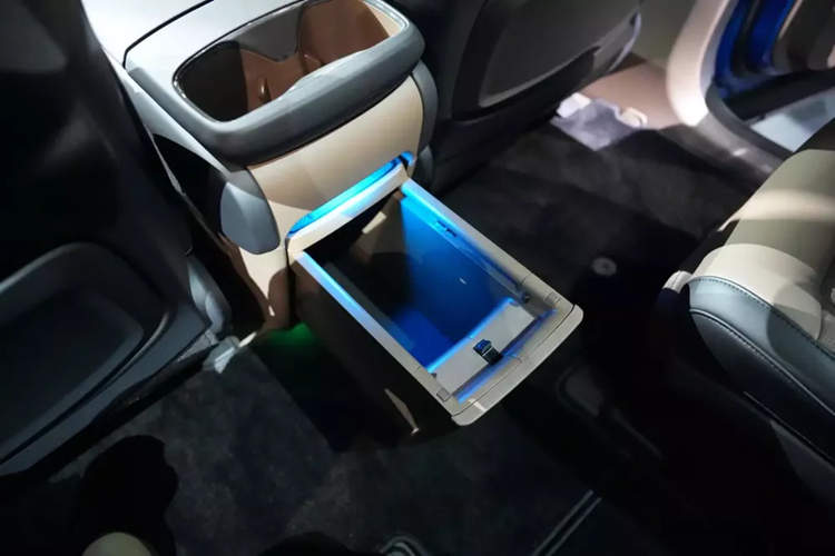 Mô-tơ điện kết hợp với pin lithium-ion 99,8 kWh, mang đến quãng đường di chuyển 680 km theo chu trình thử nghiệm NEDC. Với bộ sạc nhanh DC, thời gian tăng dung lượng pin từ 10-80% là khoảng 24 phút.